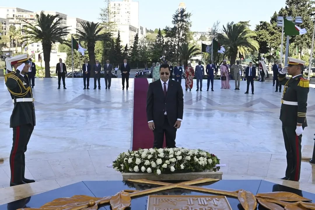  Algérie : le Premier ministre mauritanien se recueille à la mémoire des martyrs de la glorieuse Révolution de libération nationale 