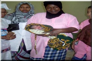 Sélibaby : Cadeaux de la marraine Hapsatou Kane au 1ér Bébé de l’année 2016 