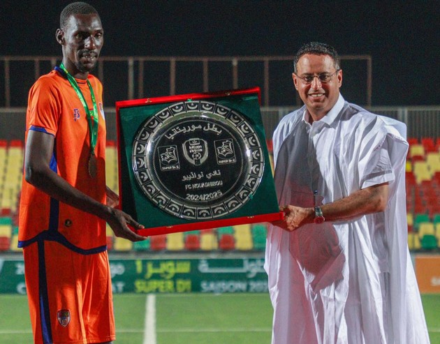 Super D1 : Le président de la FFRIM Ahmed Yahya remet le trophée au FC Nouadhibou 