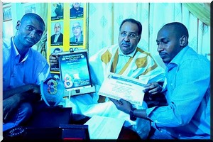 Walfadjiri présente ses trophées ramenés de Tizi-Ouzou au président Ahmed Ould Hamza - [PhotoReportage]